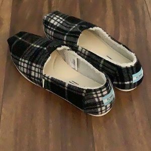 TOMS plaid slippers. Size 6.5